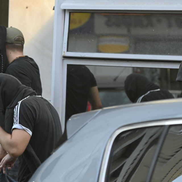 Policija privodi navijače koji su sudjelovali u neredima
 