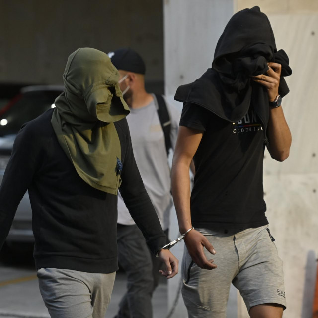 Policija privodi navijače