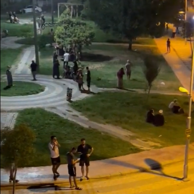 Ljudi na ulicama nakon potresa