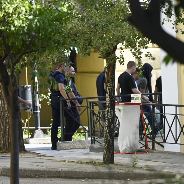 Izvođnje grupe uhićenih navijača iz zgrade Suda