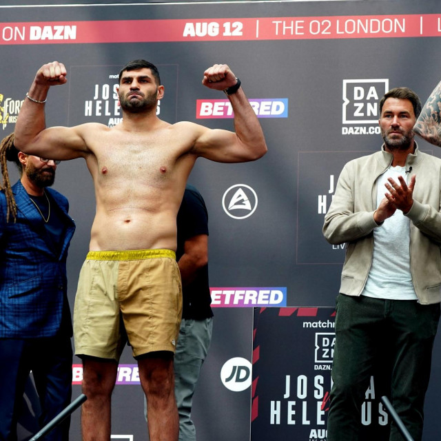 Filip Hrgović (lijevo), Eddie Hearn (u sredini) i Demsey McKean (desno)