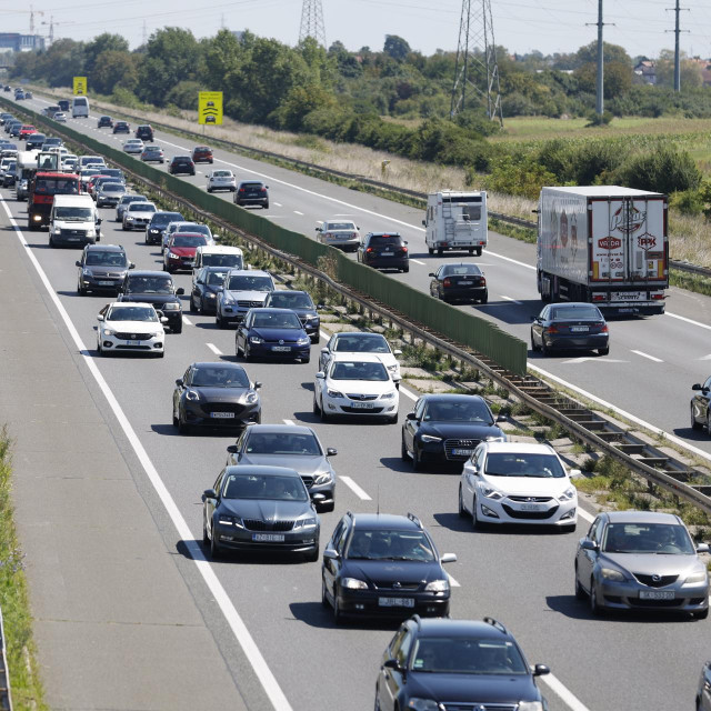 Velike gužve stvorile su se na zagrebačkoj obilaznici u smjeru mora
