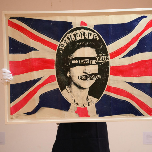 Jamie Reid, ”God Save the Queen”, rad izložen u Londonu u listopadu 2022. godine kao dio Stolper-Wilson Collection memorabilije Sex Pistolsa, ususret aukciji u kući Sotheby‘s.