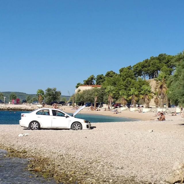 Auto zapeo na plaži