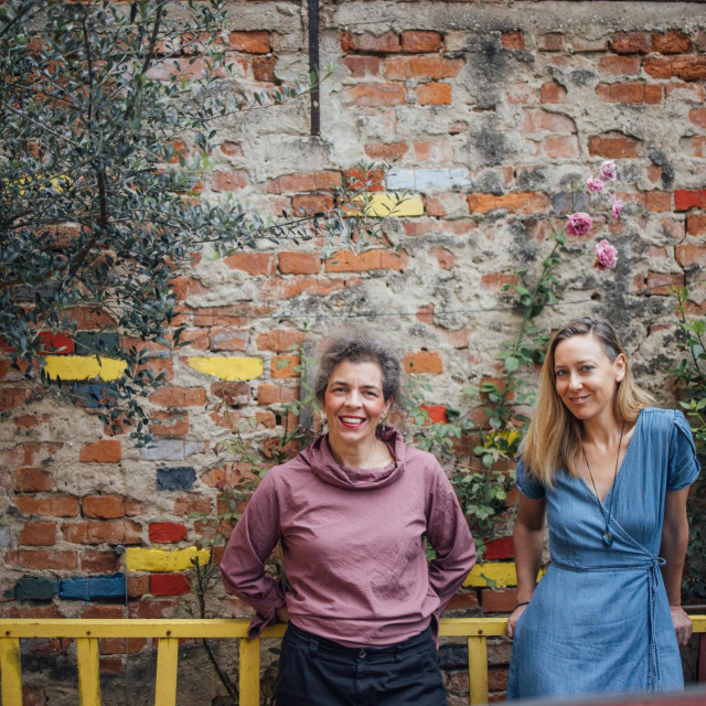 Ljubica Letinić radila je kao urednica na Trećem programu Hrvatskog radija, s kojeg je otišla da bi se upustila u poduzetničke vode. Lana Deban iskusna je dramska ton-majstorica koja je također radila na Hrvatskom radiju.