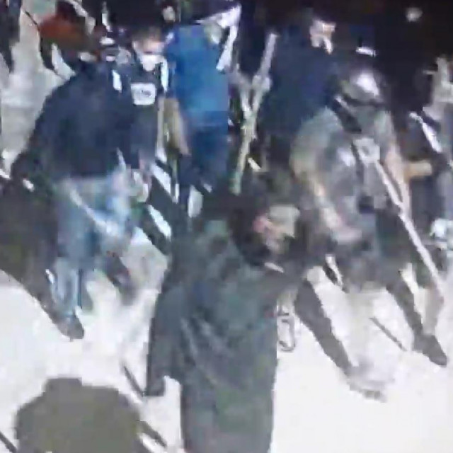 Huligani BBB-a naoružani palicama