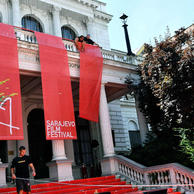 Pročelje sarajevskog narodnog kazališta za vrijeme trajanja Sarajevo Film Festivala