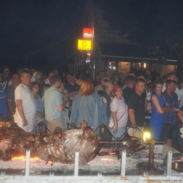 Samo Zagrepčani iz svoje Udruge obrtnika podijelili su blizu pet tisuća porcija pečenog teleta na ražnju