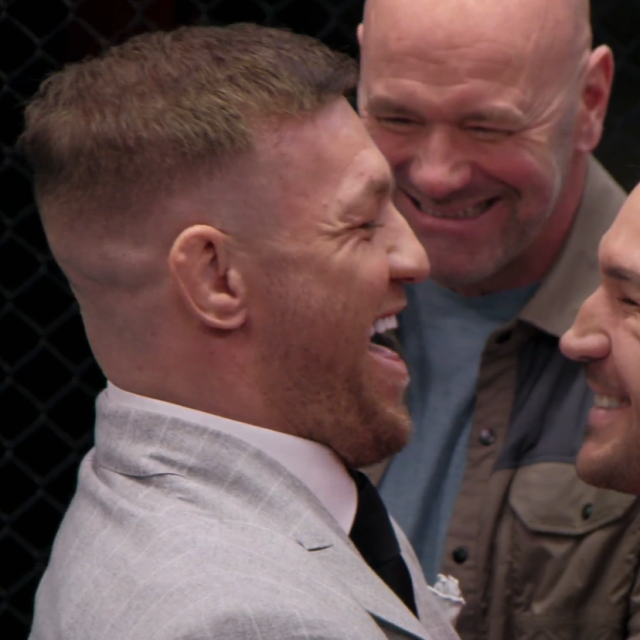 Conor McGregor (lijevo), Dana White (sredina) i Michael Chandler (desno)
