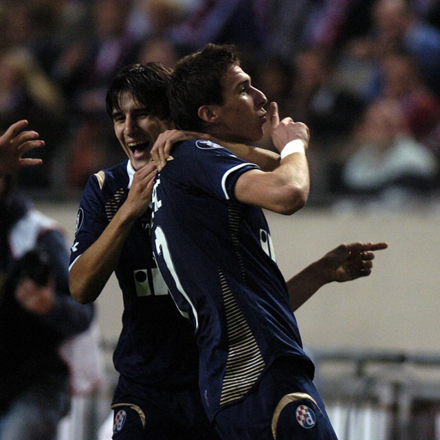Mario Mandžukić i Hrvoje Čale slave pogodak za Dinamo u Amsterdamu 2007. godine