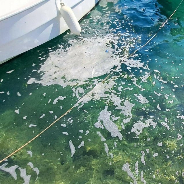 Onečišćeno more u Tisnom