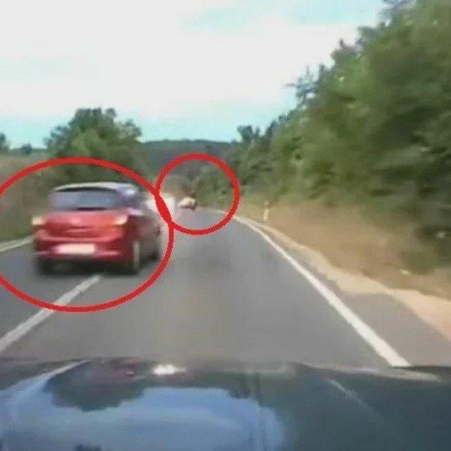 Potencijalno smrtonosno pretjecanje - na slici zaokruženi Seat i motociklist koji je - po njegovoj tvrdnji - bio meta