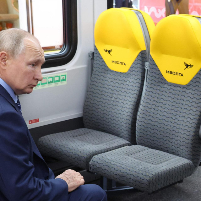Zabrinuto lice vladara Kremlja. Putin pokušava glumiti da je sve zapravo normalno, ovo je fotografija od četvrtka kada je ruski predsjednik otvorio novu liniju metroa u Moskvi