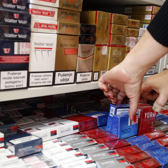 Varazdin, 210415
Od danas su poskupjele cigarete zbog uvodjenja novih trosarina, pa su trgovci morali popisati zalihe i prijaviti stanje Carini.