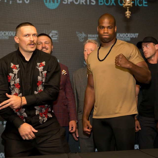 Oleksandr Usyk (lijevo) i Daniel Dubois (desno)