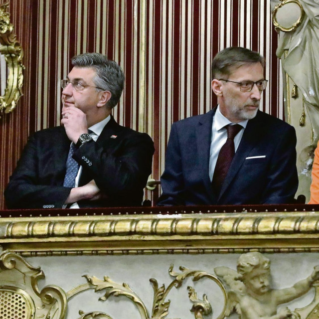 Premijer, predsjednik Matice hrvatske i ministrica kulture u svečanoj loži HNK
 

 

 