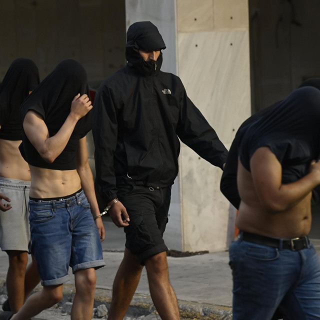 Privođenje navijača