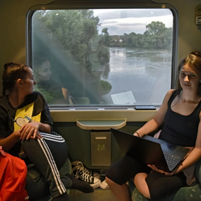 Matea Čurić i Nikolina Drmic iz Đakova, putnice u vlaku