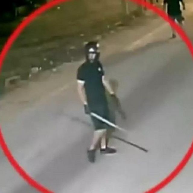 Snimka koja prikazuje uhićenog navijača tijekom nereda u Ateni