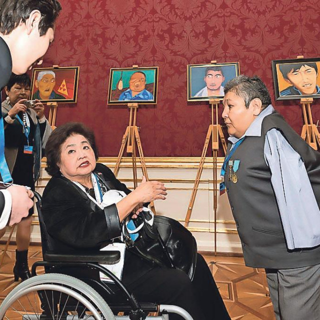 Žrtva nuklearnih testiranja i umjetnik Karipbek Kuyukov iz Kazahstana (desno) u druženju sa Setsuko Thurlow, koja je preživjela atomsko bombardiranje Hiroshime 6. kolovoza1945. - na konferenciji o razoružanju u Beču