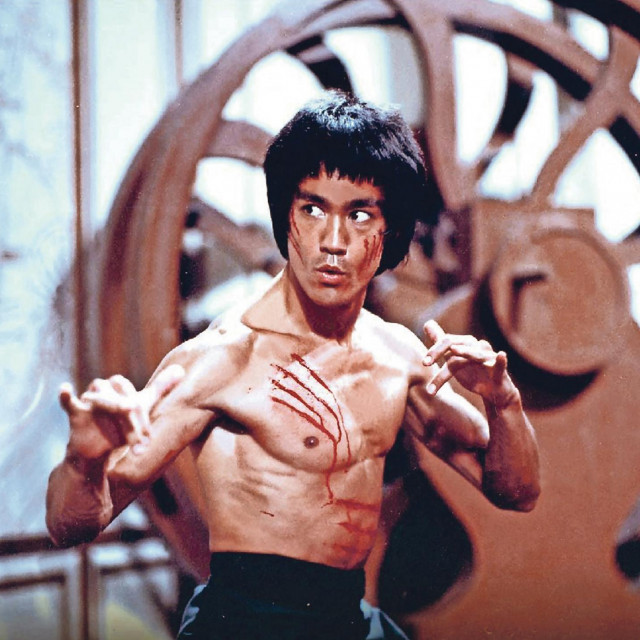 Bruce Lee je rođen u San Franciscu kao Lee Jun-fan. Otac mu je bio kantonska operna legenda. Bruce je odrastao u Hong Kongu, no imao je pravo na dvojno državljanstvo, što je i realizirao kad je napunio 18 godina