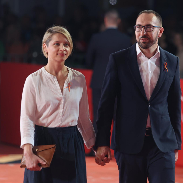 Gradonačelnik Zagreba Tomislav Tomašević sa suprugom Ivom Mertić prošetao crvenim tepihom prije ceremonije zatvaranja 29. Sarajevo Film Festivala.