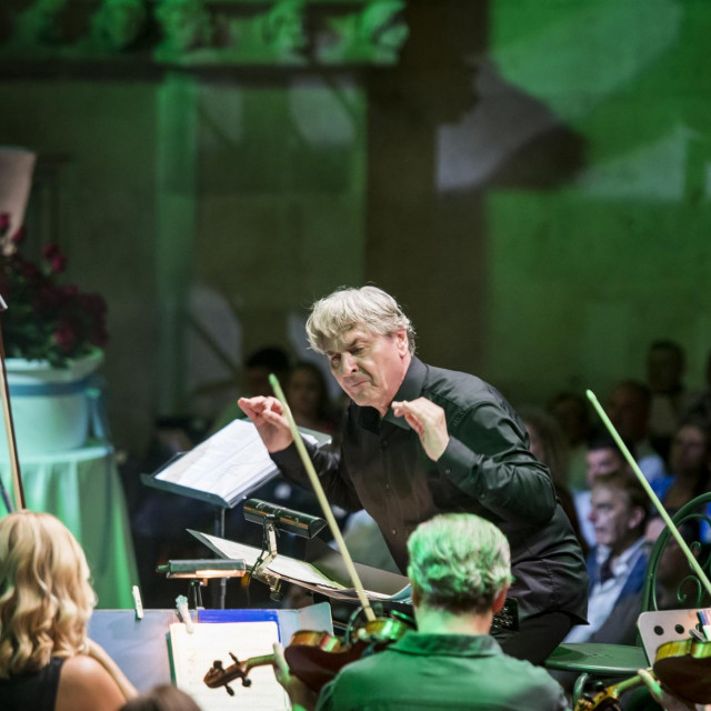 26. Festival dalmatinske sansone prvom veceri posvecenom pjesmama Vice Vukova.