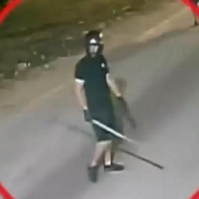 Snimka koja prikazuje uhićenog navijača tijekom nereda u Ateni
 