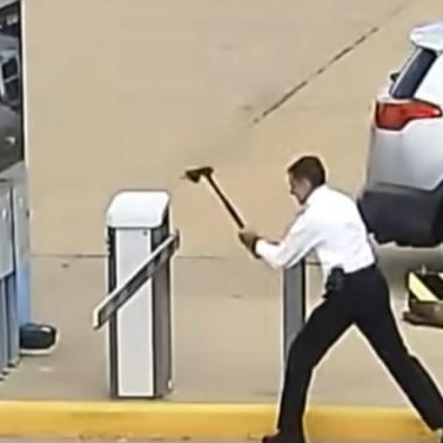 Pilot napada sjekirom rampu na parkiralištu