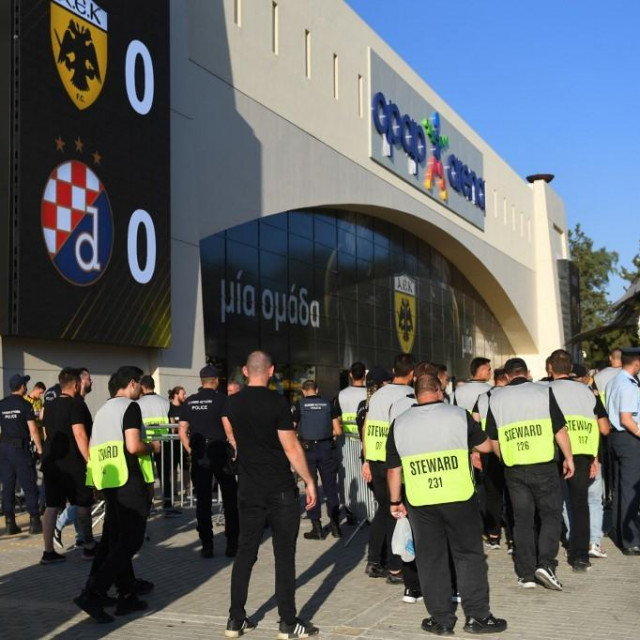Osiguranje ispred stadiona AEK-a