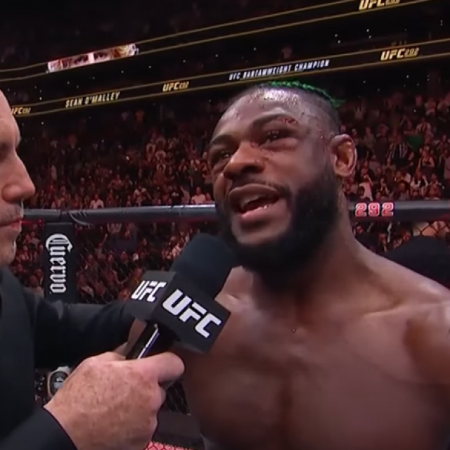 Joe Rogan (lijevo) i Aljamain Sterling (desno)