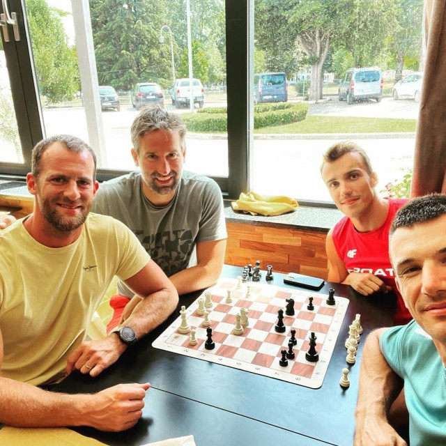Ništa bez šaha - Damir Martin, šahovski velemajstor Alojzije Janković, Patrik Lončarić i Valent Sinković u hotelu Alkar u Sinju