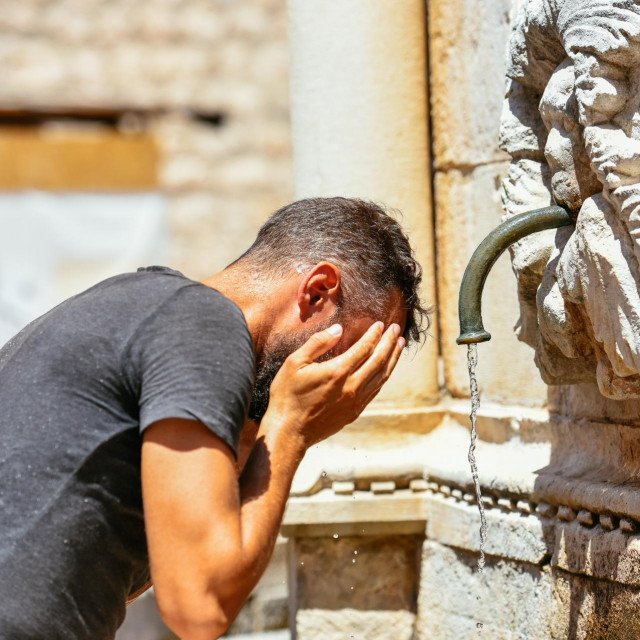 Turisti na Stradunu traŽe osvjeŽenje od visokih temperatura
 