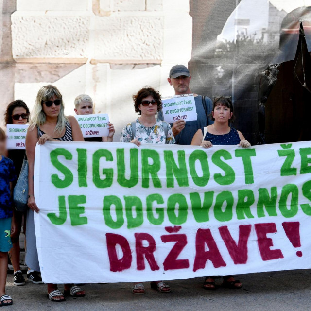 Okupljene aktivistice s porukama ispred Gradske ure