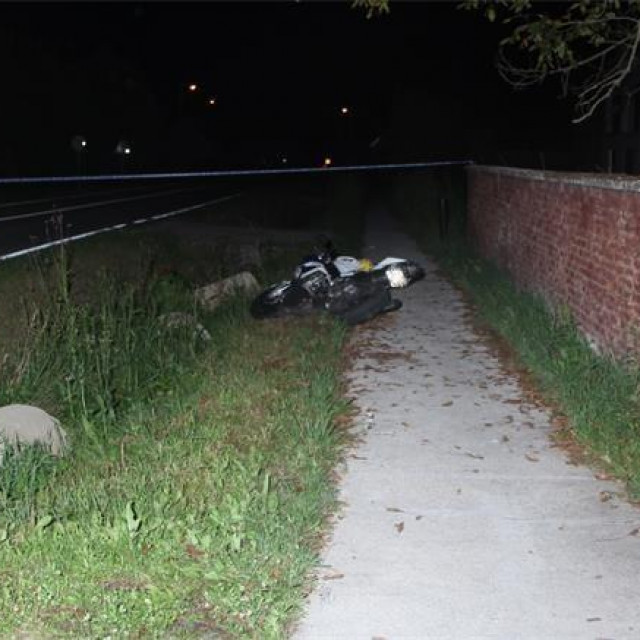 Od zadobivenih ozljeda motociklist je na mjestu nesreće preminuo