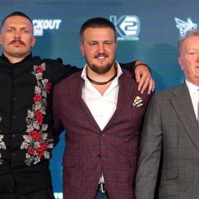 Oleksandr Usyk (lijevo), Alex Krassyuk (sredina) i Frank Warren (desno)