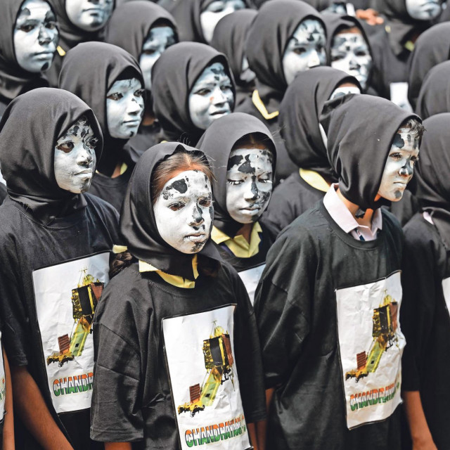 
Indijski školarci jučer su organizirano pratili svemirsku misiju. Prošli put, 2019. godine, nije uspjela. Ovaj se put nadala ”mekom prizemljenju”