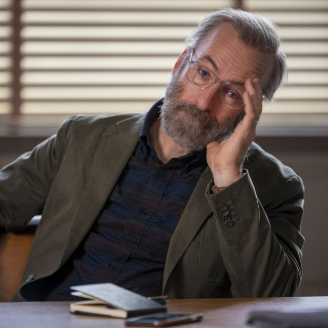 Bob Odenkirk kao profesor Hank Devereaux u seriji ”Lucky Hank”