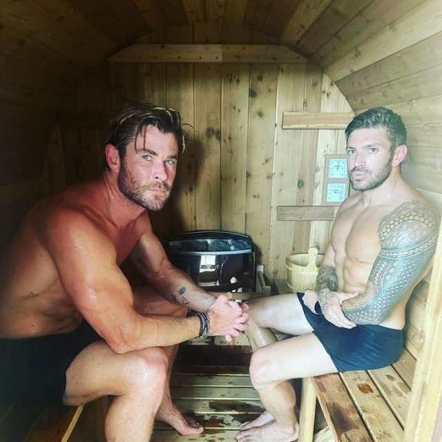 Chris Hemsworth u sauni