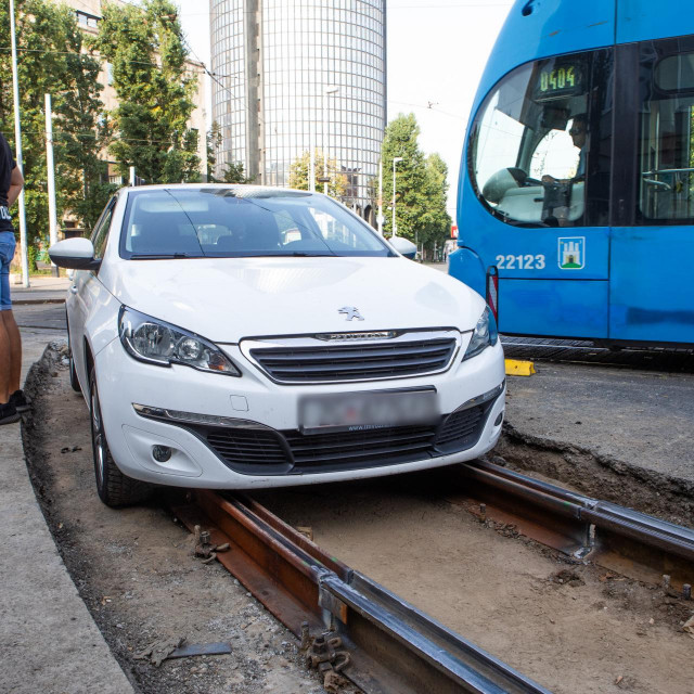 Automobil sletio na dio pruge koji se obnavlja