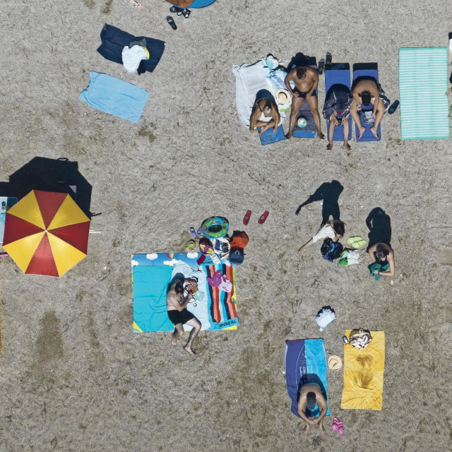 Ispada da se nitko nikad nije vratio s godišnjeg odmora i ljetovanja govoreći da mu je bilo dosadno, iscrpljujuće, užasno, zamorno, mrsko, s glupim ljudima, napornom djecom, odbojnim strinama i stričevima