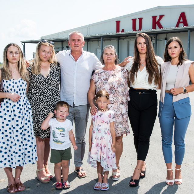 Marijan Lukač, osnivač i vlasnik farme za proizvodnju i prodaju jaja Lukač, sa svojom obitelji. Na fotografiji: Katarina, Marijana, Noa, Marijan, Anastasia, Marija, Magi i Blažena Lukač.