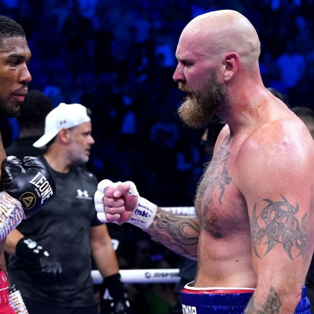Anthony Joshua (lijevo) i Robert Helenius (desno)