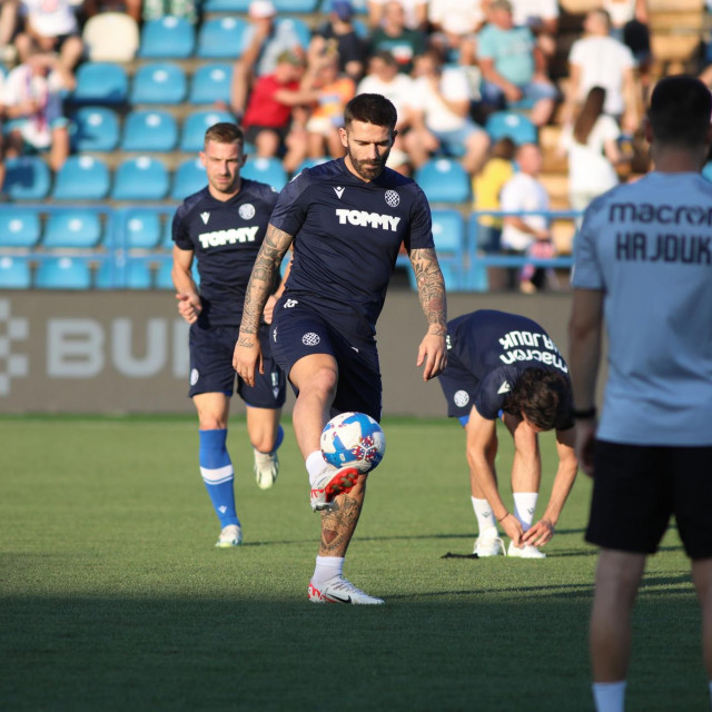 Marko Livaja na zagrijavanju u Varaždinu