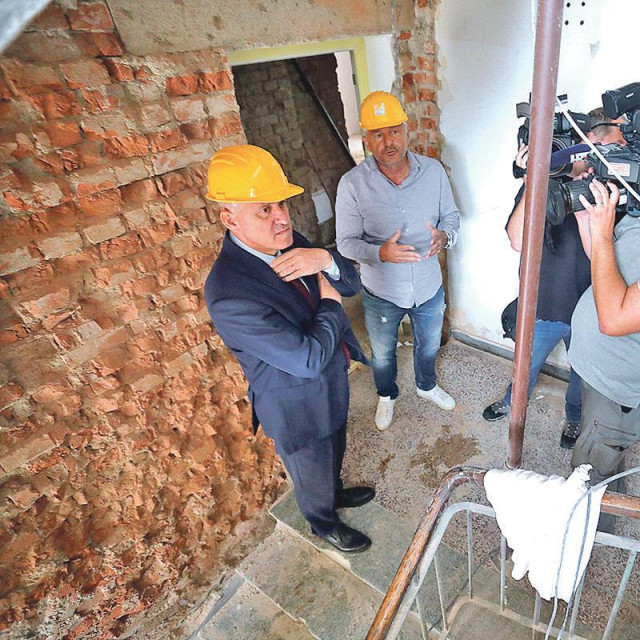 Dolaskom na čelo Ministarstva prostornog uređenja, graditeljstva i državne imovine Branko Bačić maksimalno se angažirao kako bi se ubrzala do tada veoma spora obnova