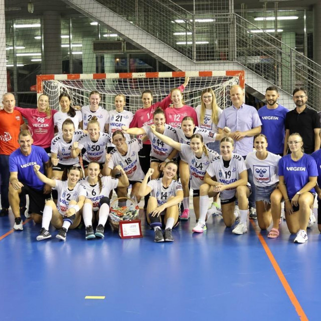 Rukometašice i vodstvo Podravke Vegete nakon osvojenog Memorijalnog turnira ‘Josip Samaržija - Bepo‘