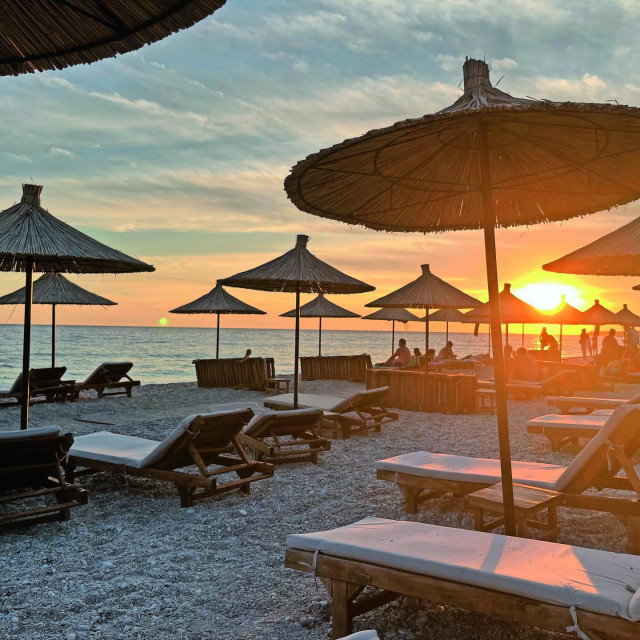 Duž cijele jadranske obale, od Velipoja i Shëngjina koji su odmah iza rijeke Bojane koja dijeli Albaniju i Crnu Goru, pješčane su plaže sa sitnim pijeskom poput brašna