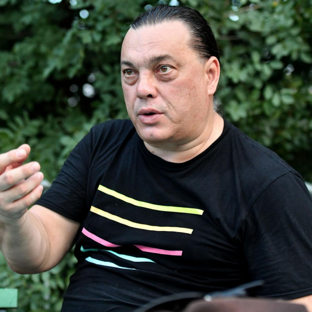Ivan Fece Firči. Svirao je u novosadskom sastavu Laboratorija zvuka, u beogradskoj Jakarti, u Luni, a prosalvio se kao bubnjar Ekatarine Velike.
 