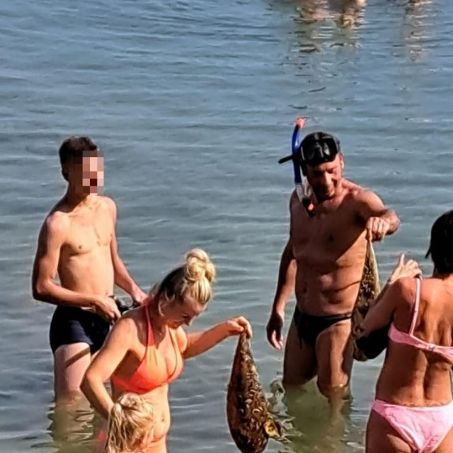 Mađarski turisti s izvađenim periskama