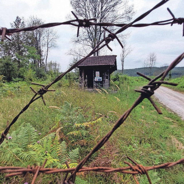 Na ulazu u Dugi dol još uvijek je drvena kapija s bodljikavom žicom koju je postavila vojska bivše države